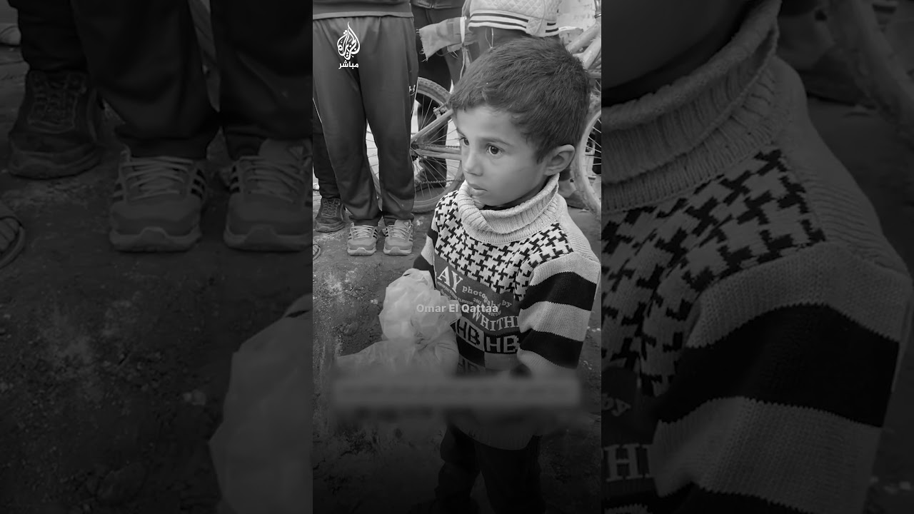 "بدنا نعمل خبز".. كلمات مؤثرة لطفل فلسطيني يجمع طحينًا مُلقى على الأرض في #غزة