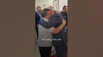 مشاهد ت نشر اول مرة للشهيد إسماعيل هنية وهو يواسي ابنه عبد السلام عقب تلقيه نبأ استشهاد إخوانه 