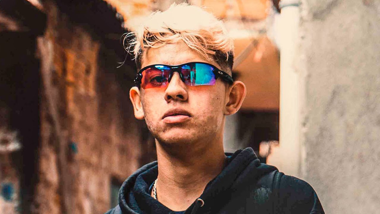 MC Yuri - Fica de 4 Apoia no Muro (Street Vídeo)