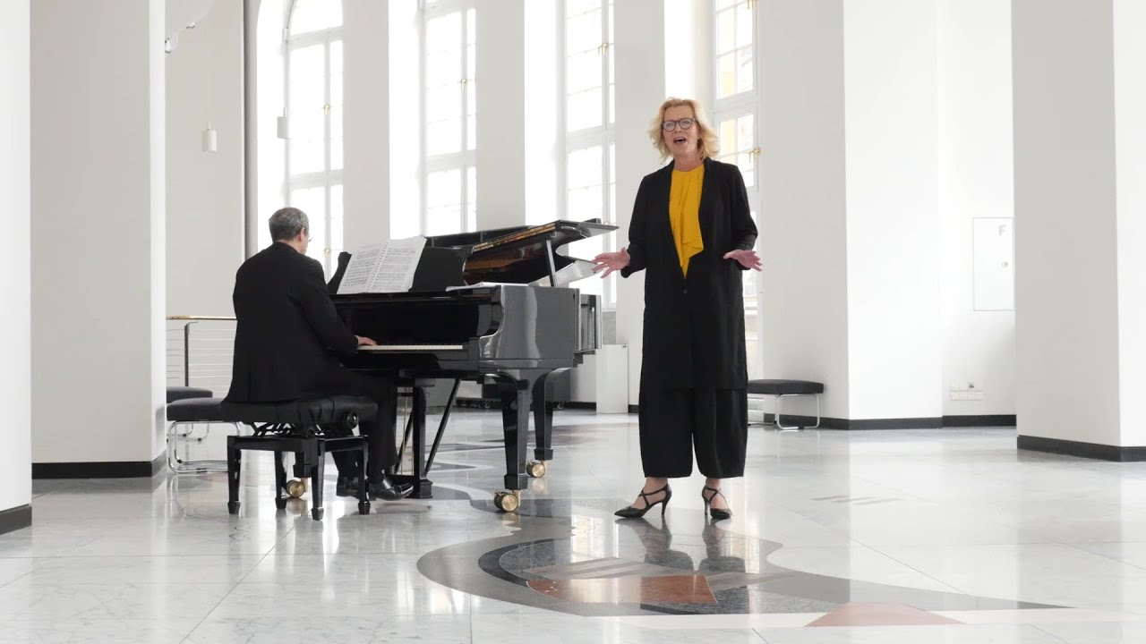 Sylvia Schramm-Heilfort singt „Ich weiß, es wird einmal ein Wunder geschehen