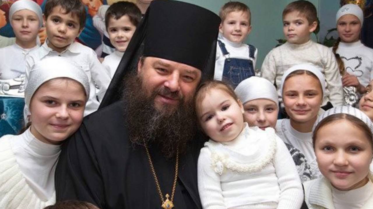 дети в церкви. православный николай чудотворец и дети. священник и дети. церкви батюшка детей. дети в церкви со священником.