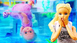 Evi au parc d'attractions! Connaissance de Barbie et Ken. Histoires pour filles avec poupées.