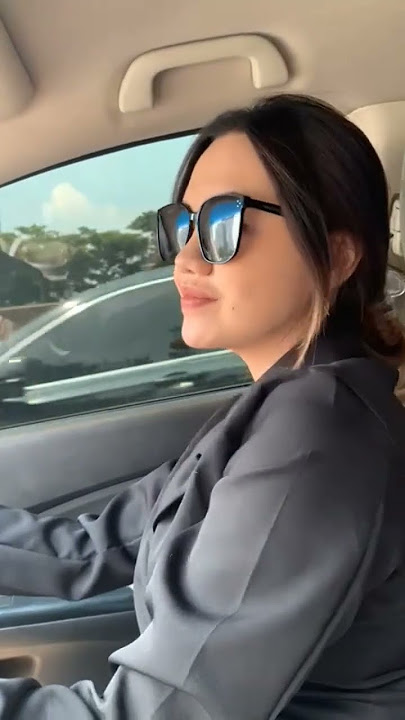 Gadis cantik nyetir mobil di kota