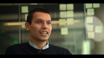IT-trainee Joost vertelt over zijn test werkzaamheden bij een internationaal modebedrijf.