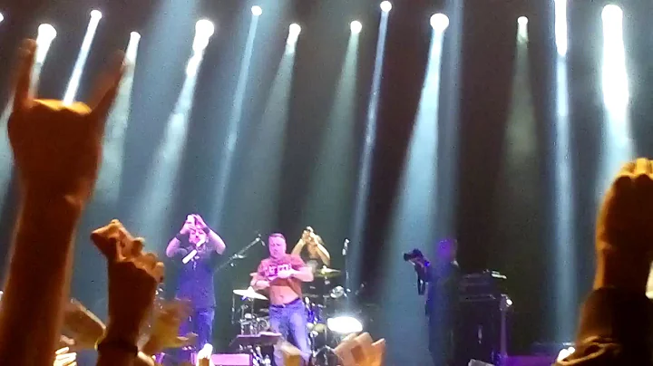 Peter Hook takes off shirt/ WTC CDMX 2016