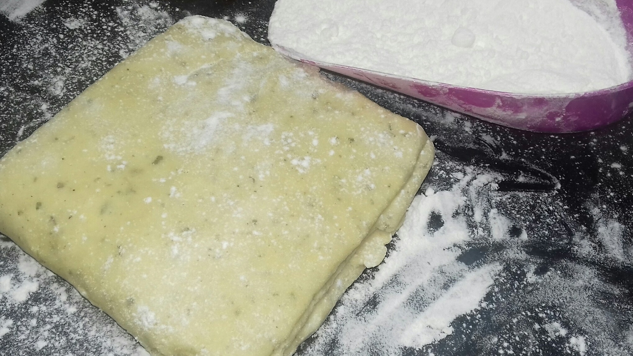 عجينتي السحريةصالحة لجميع انواع الكيش عجينة مميزة بطريقة راءعة