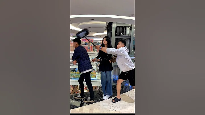 Hammer prank makes a beautiful girl surprised, very funny haha #prank #funny #viralvideo