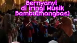 Download lagu Bernyanyi di iringi musik Bambu Enrekang , sangat enak di dengar.