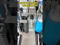 Machine d'étiquetage pour bouteilles rondes de shampoing