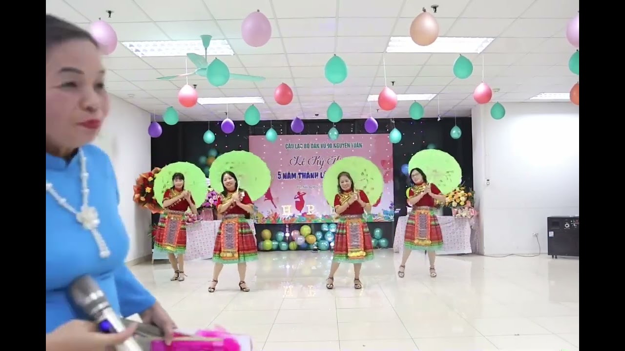 Múa ô: Người Mèo ơn Đảng - CLB 90 nguyễn Tuân biểu diễn.