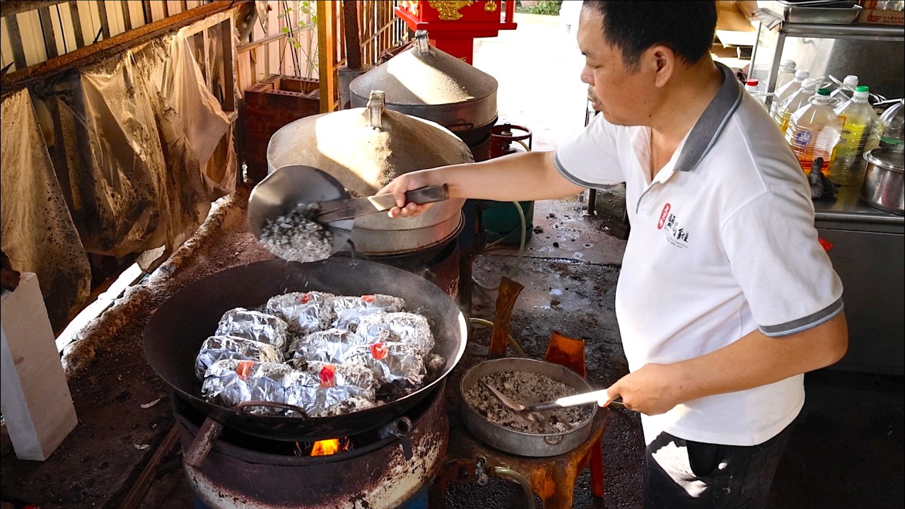 Продажа без остановки! Известный мастер по приготовлению запеченной в соли курицы в Малайзии