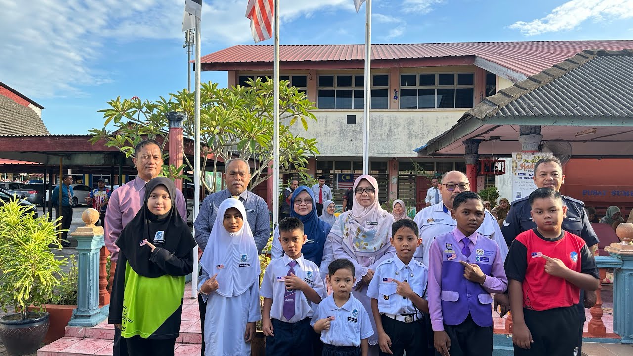 MAJLIS SIMBOLIK PEMAKAIAN LENCANA JALUR GEMILANG SK GELUGOR