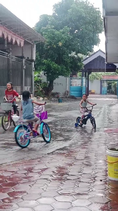 senang main hujan #fyp #bermainsambilbelajar #hujan #sepeda #gowes #kreatif #montessori #shortvideo