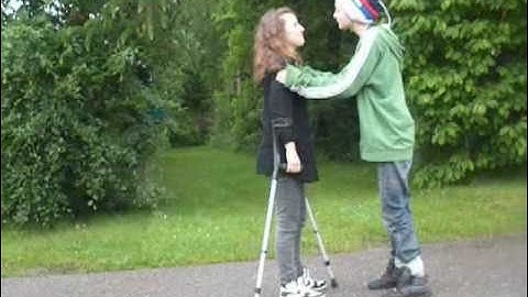 To Verdner Mødes - Krykkesmash