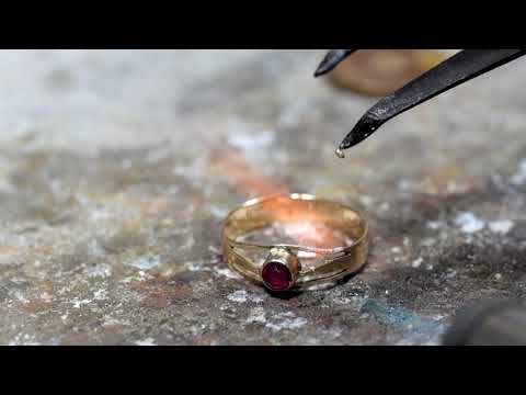 Video: Cum Se Introduce O Piatră într-un Inel