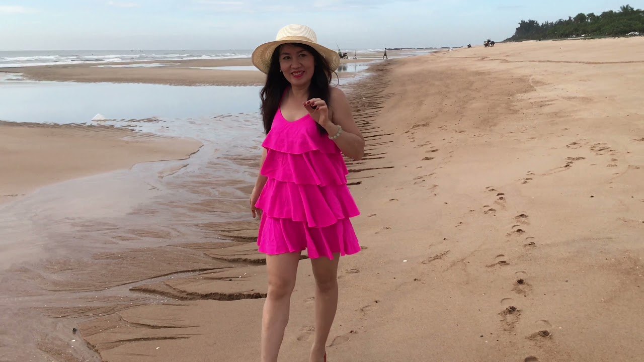 Play in the sea with red high heels