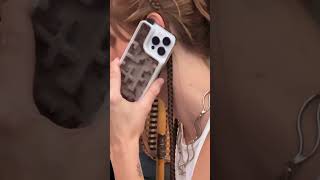 Woman has an ant farm phone case 🐜 (🎥: ViralHog/unnecessary_disruptions)