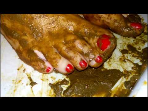 Very dirty feet. Очень грязные ноги.