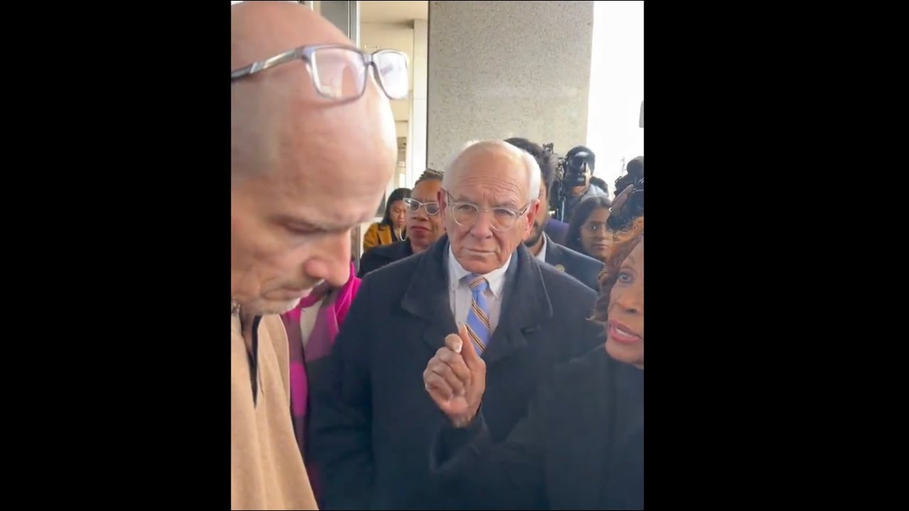 🚨 Elon stooge BLOCKS Democrats from agency entrance as clash ERUPTS