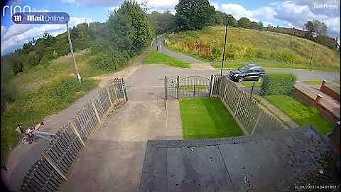 Moment hapless cyclist is poleaxed after hurtling downhill towards a gate and crashing into it #news - DayDayNews