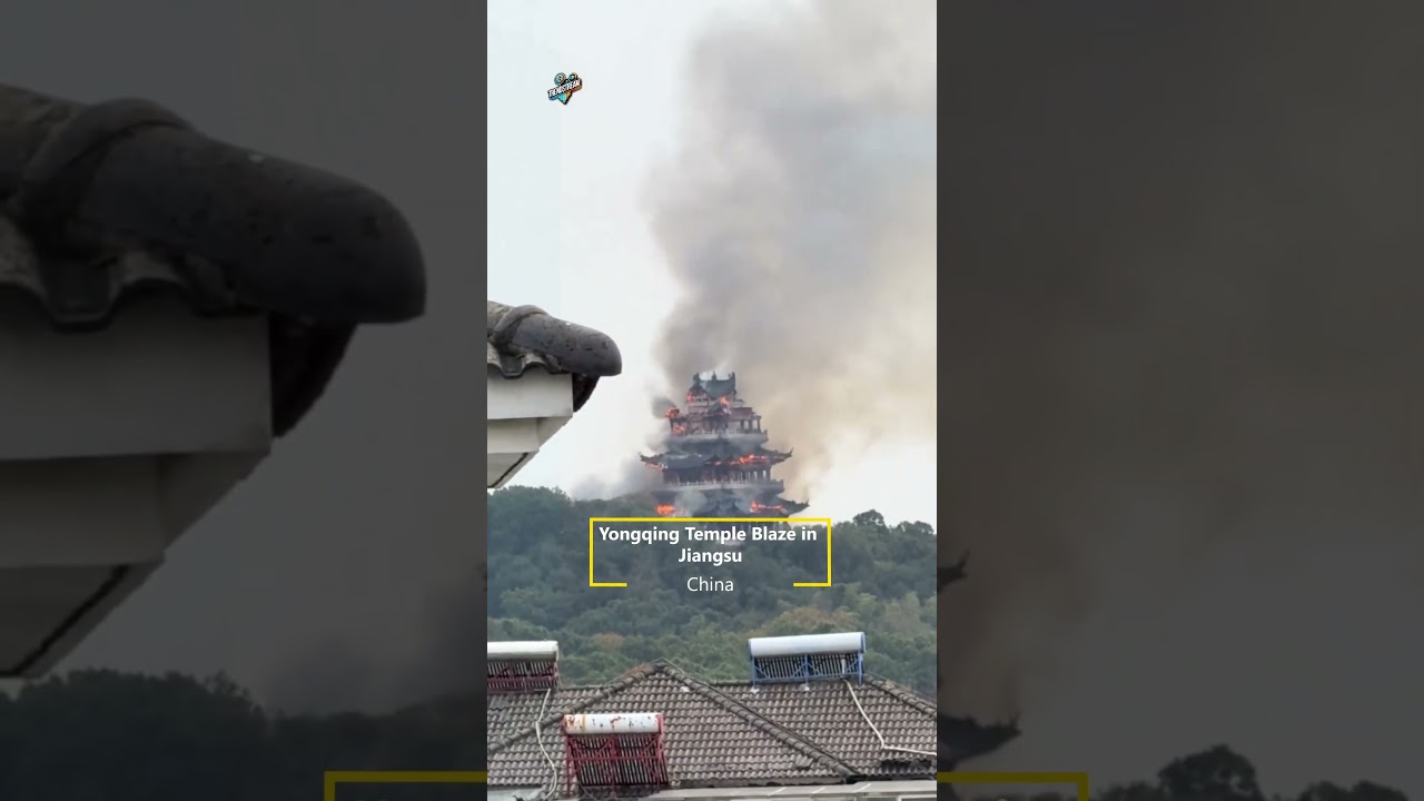 Пожар уничтожил исторический павильон Вэньчан в храме Юнцин, провинция Цзянсу, Китай 