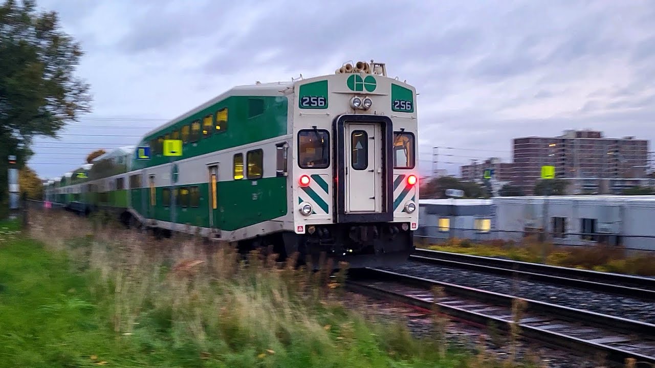 OLD CAB CAR 256! GO Transit 627 with 256 at Cooksville! 10/31/2025 ...