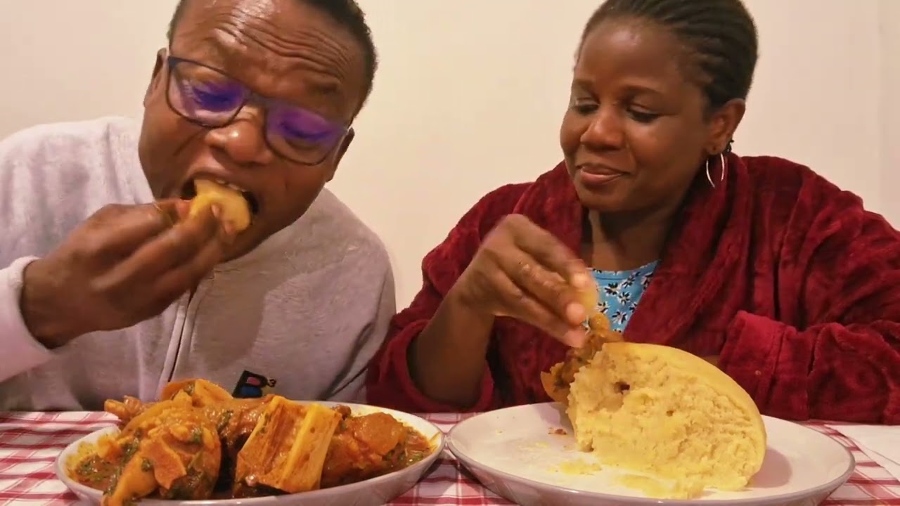 АФРИКАНСКАЯ ЕДА МУКБАНГ ОВОЩНОЙ СОУС И МАННАЯ КАША ФУФУ ASMR ШОУ 😋