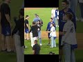 勝利投手の山本由伸選手に飛びついたのはガールフレンド？いえいえ、石原与一さんでは？ナ・リーグ地区シリーズ、ドジャース対パドレス #山本由伸 #ドジャース #大谷翔平