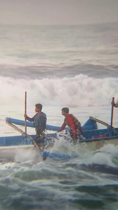 Gelombang tinggi membuat kesulitan perahu #shortvideo #perahu #perahutenggelam #surf