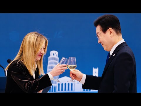 Video GIORGIA MELONI PROPONE UN BRINDISI AL PRESIDENTE JAE-MYUNG ALLAMICIZIA TRA LITALIA E LA COREA