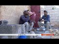 رجال يعملون تحت أشعة الشمس... تحديات المهنة في مواجهة الحرارة