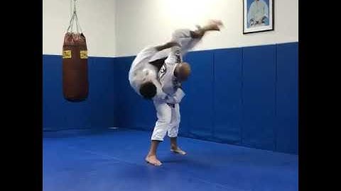 Royce Gracie - Gracie jiu-jitsu self defense