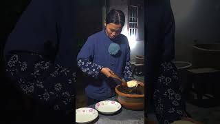 Hike up the mountain to dig fresh cassava上山挖新鮮木薯，磨成泥大缸烤，做出來的木薯糕 Q 彈軟糯#美食創作人 #新農人計劃 #鄉村美食
