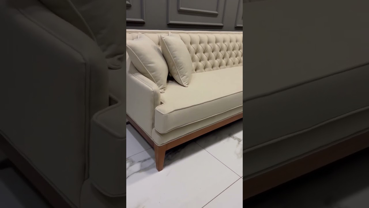 SOFÁ PIERRE ESTILO CONTEMPORÂNEO MODERNO REVESTIDO EM LINHO COM BOTÕES CAPITONÊ - DECORAÇÃO MÓVEIS