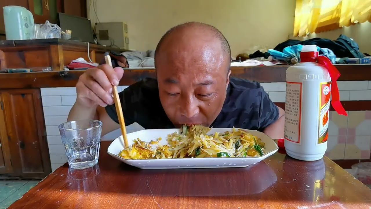 一个人的简单吃法，独自做熟坐下就吃，再喝两杯酒美的很 