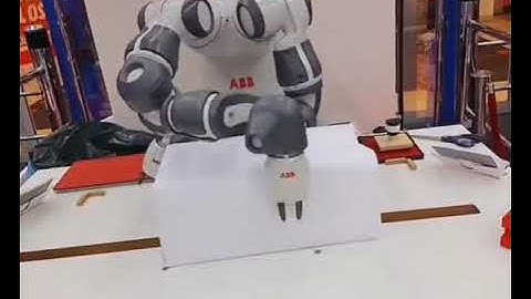 How to Wrap Presents in Minutes, Holiday Hacks 2023: Gift-Packing Robot #viral #robot #shorts #short