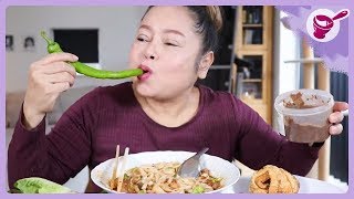 Eating Beef Noodle Stew with Chinese herbs, Chili Vinegar Recipe and How To Soak Noodles | Yainang