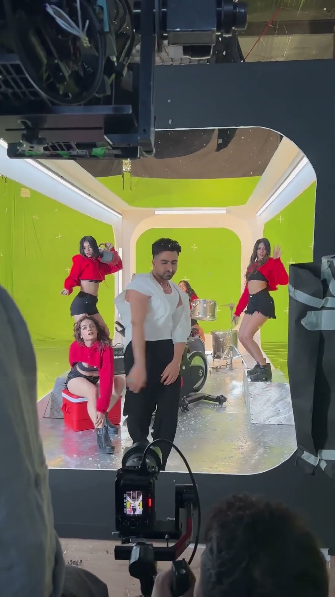 One single take with #HarrdySandhu for #TuRuRuu ?
