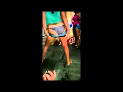 Video muestra a mujer bailando y quitándose la ropa en Santiago. YouTube