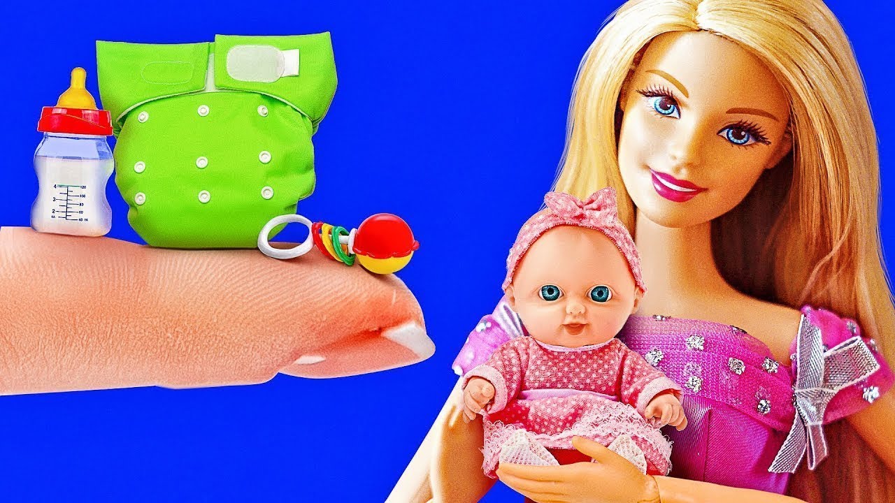 Barbie prépare des raviolis. Jeux avec poupées. Vidéo pour enfants 