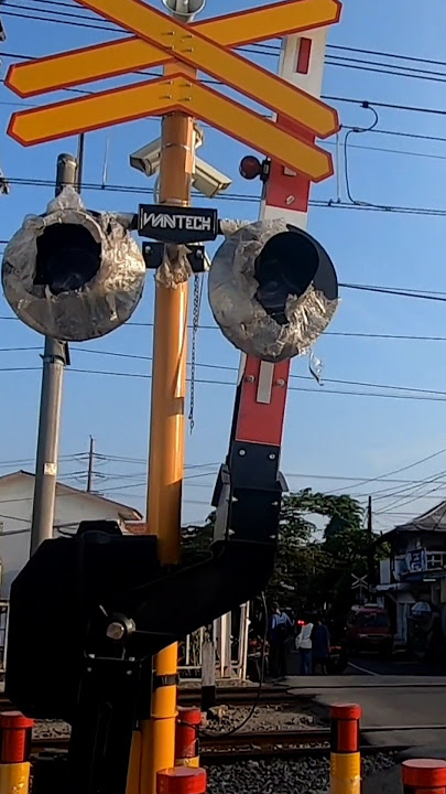LANGKA!! melihat proses merakit kayu menjadi palang pintu kereta api penutup perlintasan krl