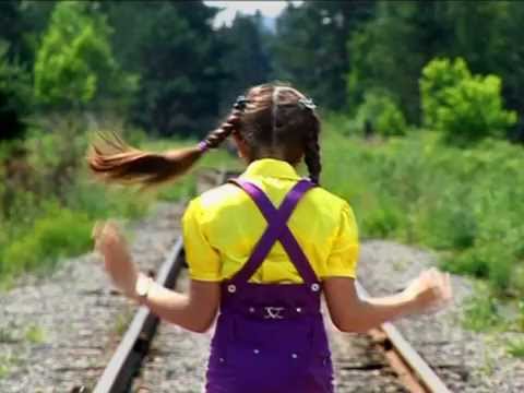 Дети на железнодорожных путях