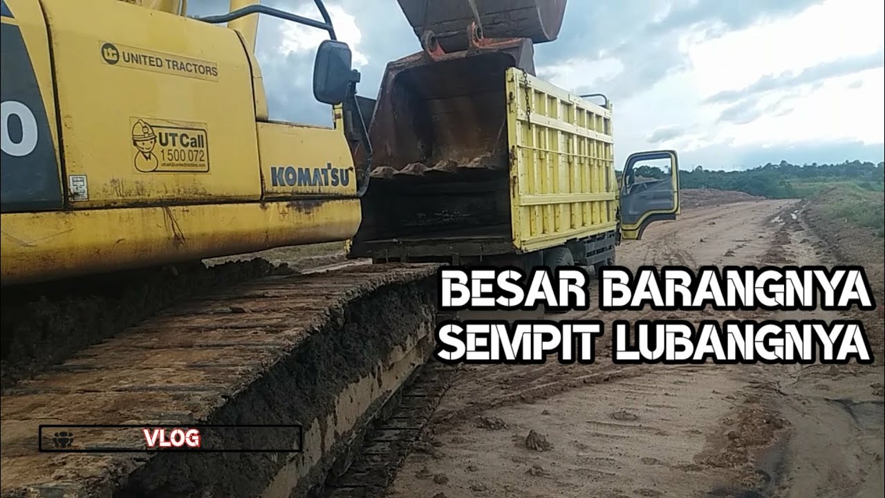 truck colt diesel bawa  bucket alat berat excavator  hitachi 