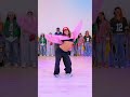 A Adriana le tocó bailar sola 😳