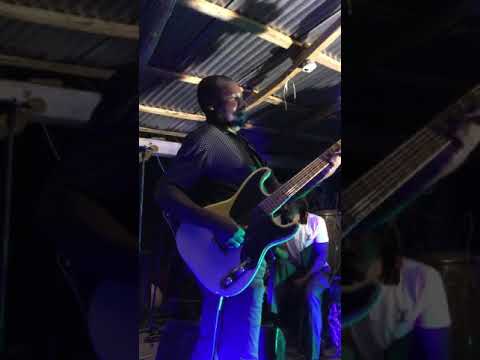 Ann swiv avèm kijan gitaris ti koupe kloue a tap mache yn gita, nan bal li te jwe fas a Aesy konpa.
