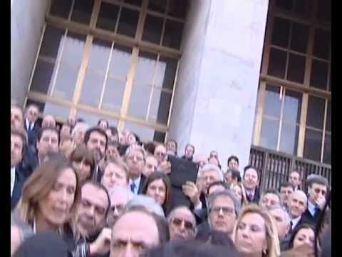 Manifestazione Pdl davanti al Tribunale di Milano: è ressa tra operatori e giornalisti