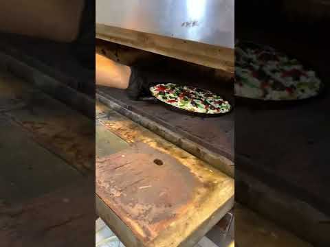 البيتزا اذا مو هيج ترتيبها لاتدخلوها الفرن 