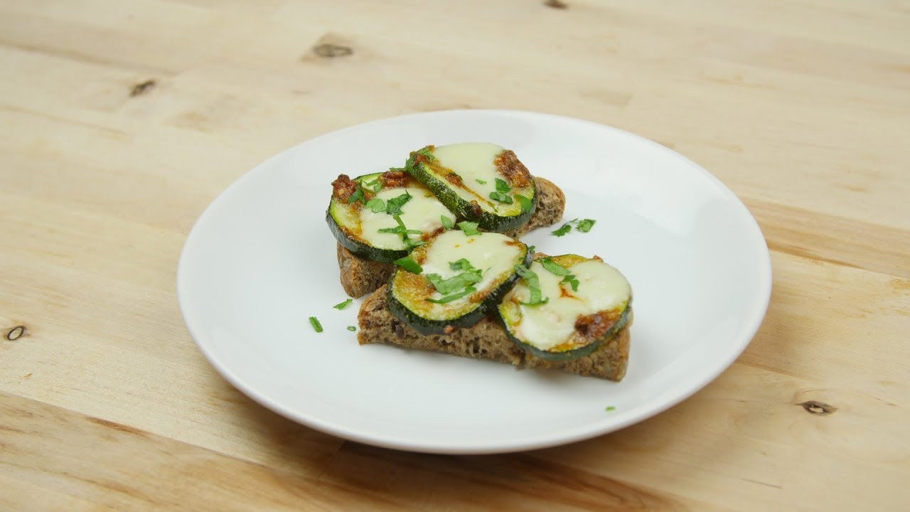 Cukety na plechu česnekem, chilli a oreganem je jednoduchá a rychlá večeře