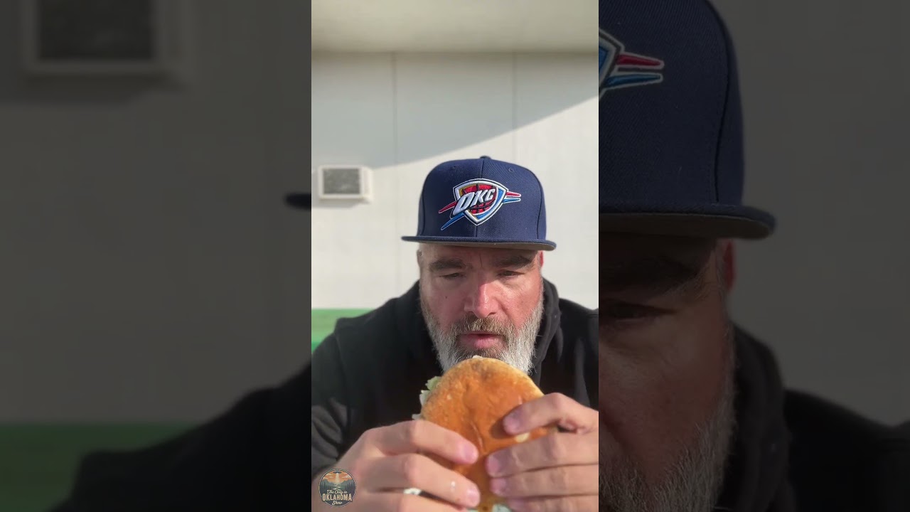 Trying the ICONIC Whip Dip Pepper Burger!