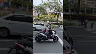 Short legs wait for traffic light, lively! #FemaleRider #SouthernLittlePotato #Motorcycle #Cruiser